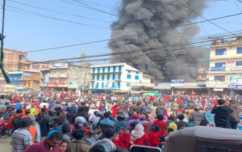 दमौलीमा आगलागी नियन्त्रण नभएपछि हेलिकोप्टरबाट पानी हालेर नियन्त्रणमा लिने प्रयास